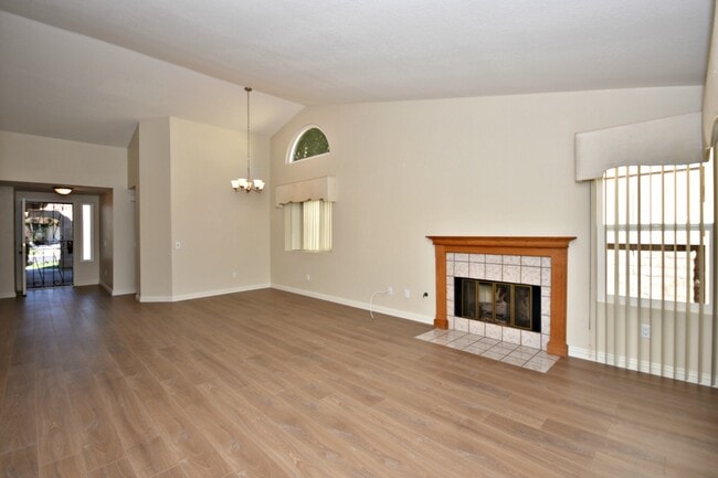 Building Photo - Updated 2Bed, 2Bath Home in Vista!