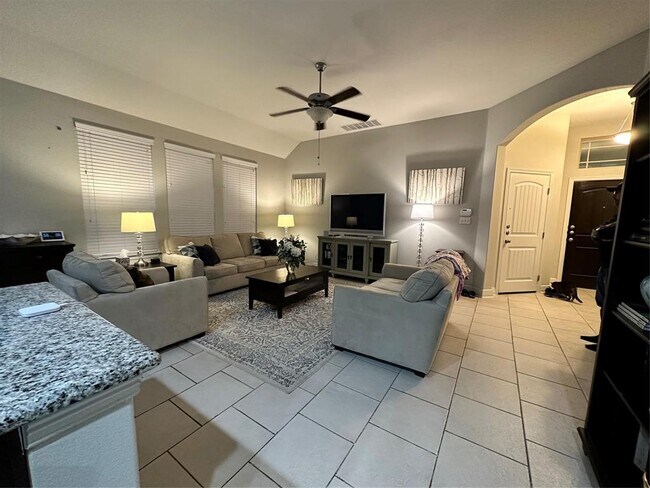 Foto del edificio - 404 Blue Waterleaf Ln