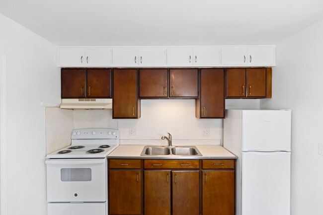 Building Photo - Colonial Manor