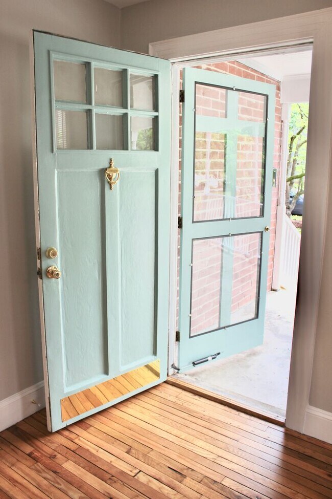 Building Photo - 3 Bedrooms 2 Full Bathrooms (one block fro...