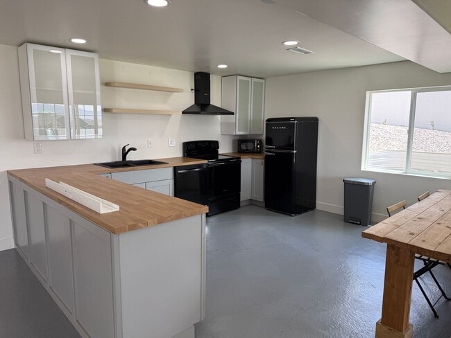 Building Photo - 8285 Lakeshore Dr