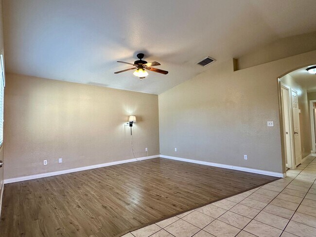 Foto del edificio - AVAILABLE NOW!!