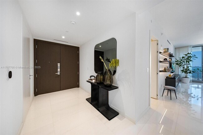 Building Photo - 300 Biscayne Blvd Way