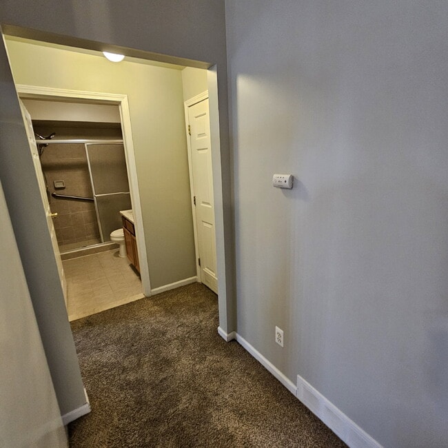 Building Photo - 2 Bed / 2 Bath Condo with In-Unit Laundry, Granite Countertops, Ceiling Fans, All Appliances, Car...