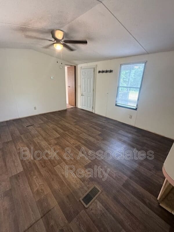 Foto del edificio - 530 Springdale Dr