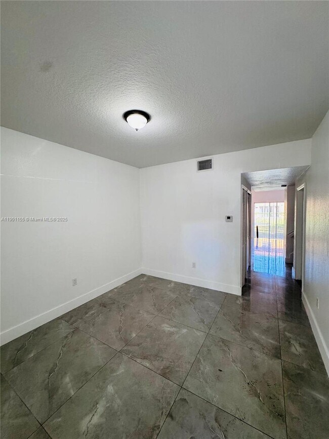 Foto del edificio - 949 SW 6th Pl