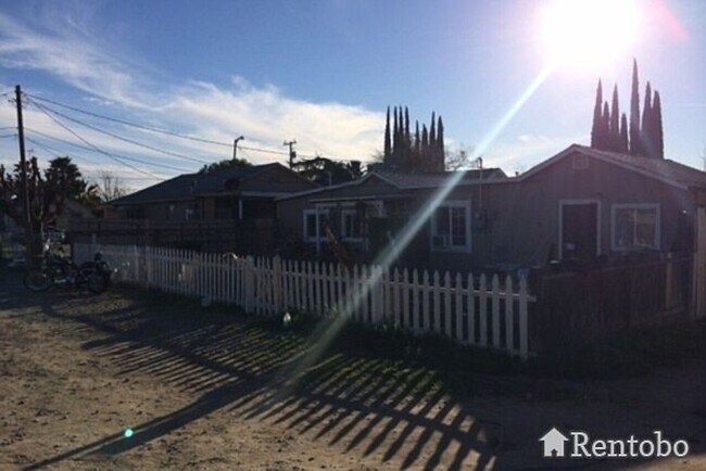 Foto del edificio - 821 LOMBARDO AVE