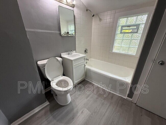 Foto del edificio - 6618 N 56th St