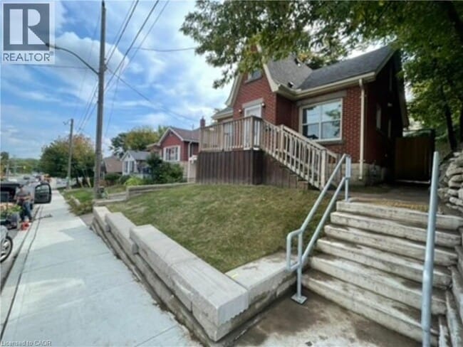 Building Photo - 32 Dundas St E