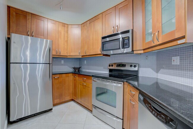 Building Photo - 500 Uno Lago Dr