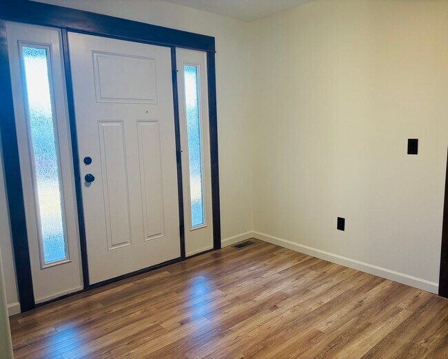 Building Photo - 4 bedroom 3 bath home