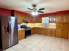 Building Photo - 82 Elm St