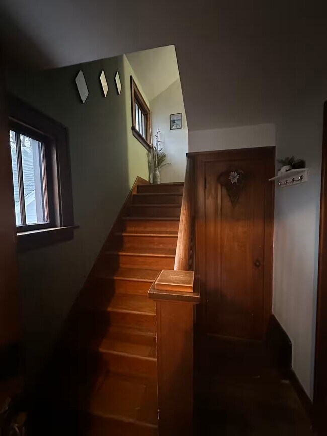 Building Photo - 211 S Oak St