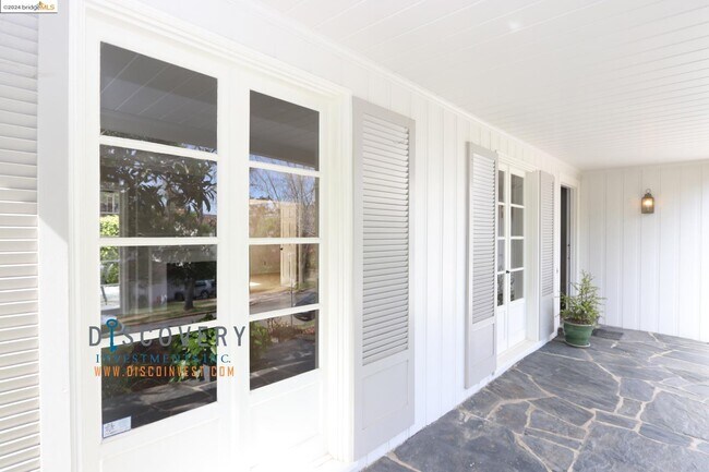 Building Photo - 220 Sandringham Rd
