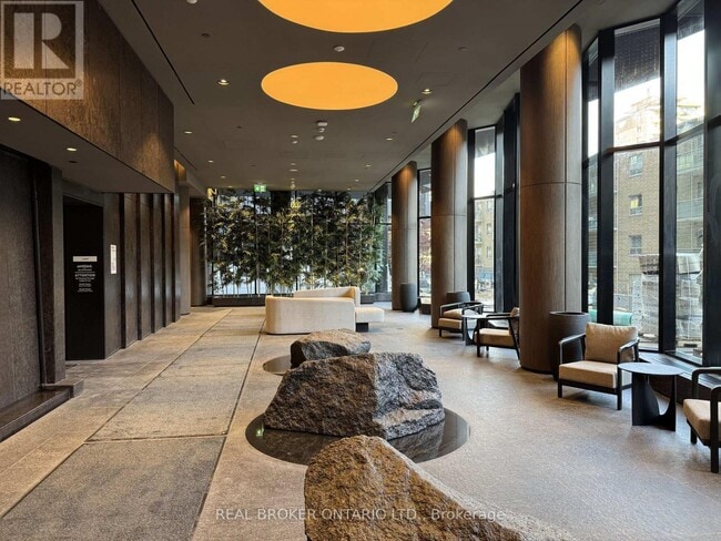 Photo du bâtiment - 120 Broadway Ave