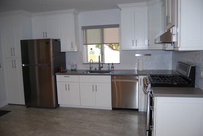 kitchen appliances - 5020 Denny Ave