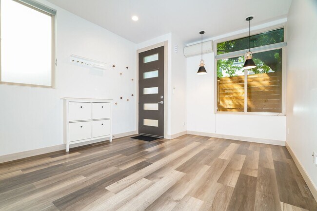 Foto del edificio - Stylish 3 Bedroom with Rooftop Decks and Dedicated Parking