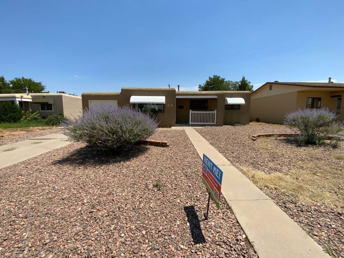 Foto principal - 3 Bedroom Single Story Home Near Gibson Bl...