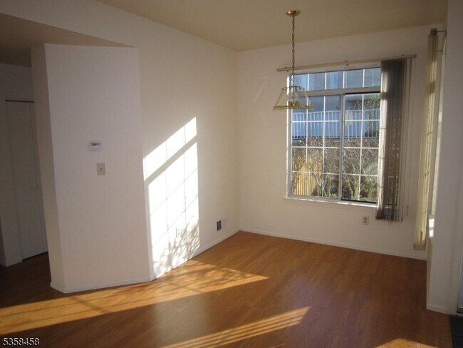 Foto del edificio - 2 Birchwood Rd