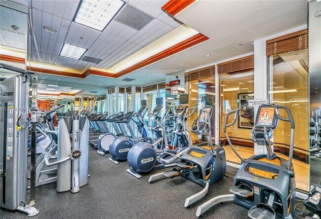 Foto del edificio - 20201 E Country Club Dr