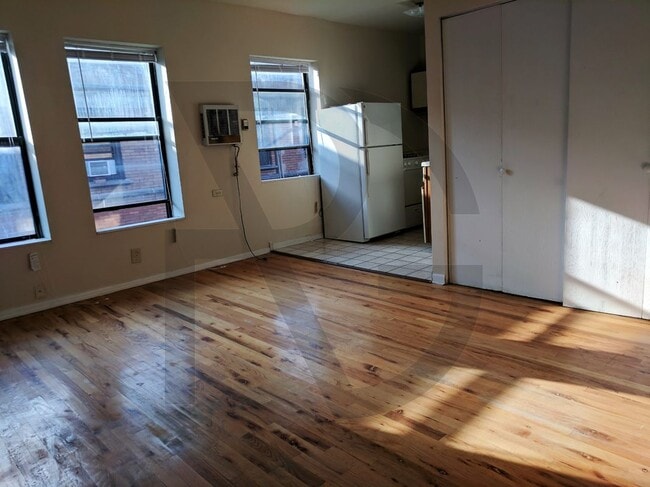 Building Photo - 815 W Cornelia Ave
