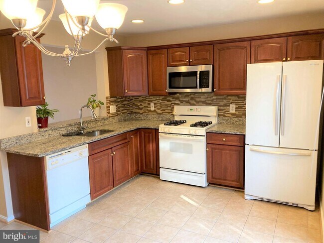 Building Photo - 6811 Avalon Isle Way