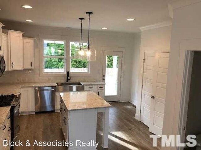 Building Photo - 5 br, 2.5 bath House - 915 Olive St