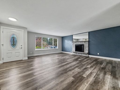 Building Photo - AVAILABLE NOW! Spacious 3 Bedroom Home with Modern Finishes and Bonus Loft