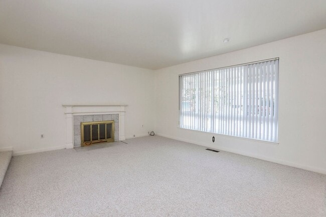 Foto del edificio - 4BR/3BA Tri-Level Home with Yard & 2-Car Garage | Foster City | YouTube Tour