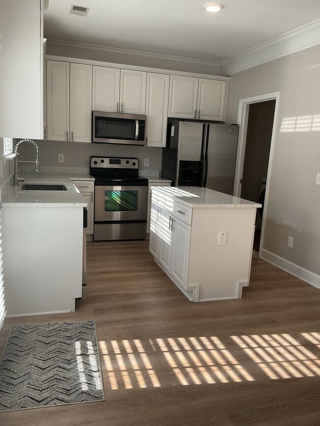 Foto del edificio - Beautiful 3 Bedroom, 2.5 Bath Townhouse in...