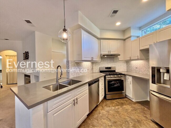 Foto del edificio - 2 Bed, 2 Bath Condo with Detached Garage / Pet-Friendly / Vouchers Accepted / Available Soon!