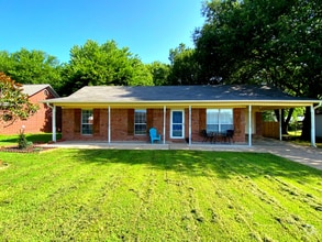 Building Photo - 14 Sharon Cir