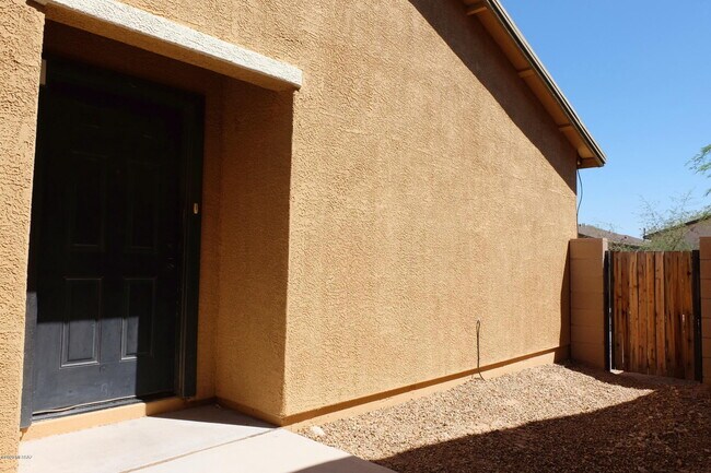 Building Photo - 5042 E Kittentails Dr