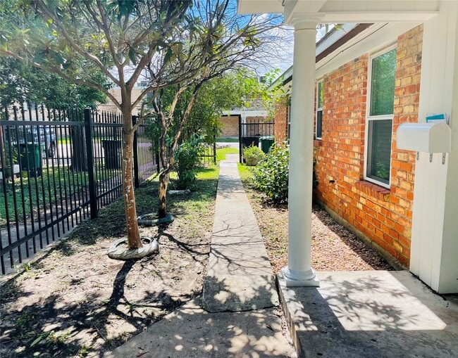 Foto del edificio - 5830 Clarewood Dr