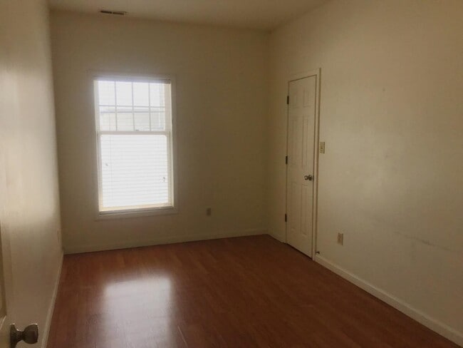 Foto del edificio - 111 E 6th St