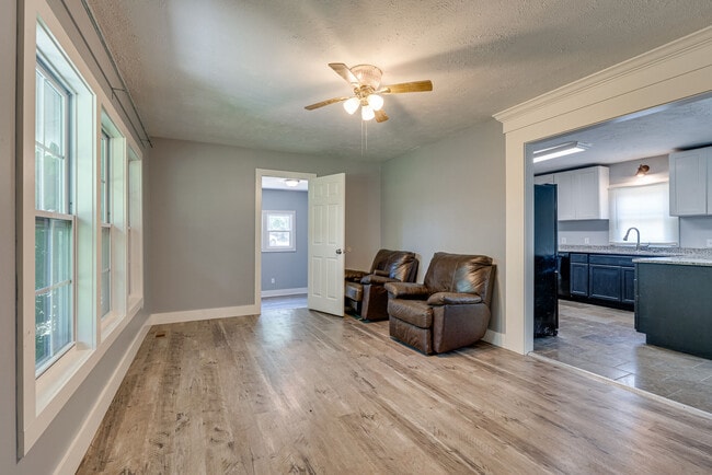 Foto del edificio - 279 Stones River Rd