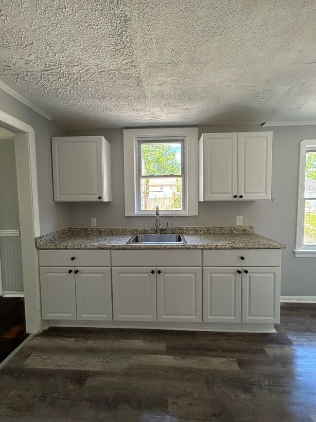Building Photo - Lee/Harvard Single Home