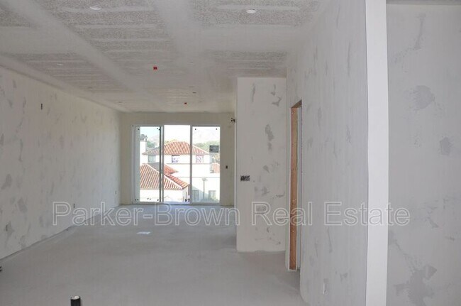 Foto del edificio - 24 W Main St