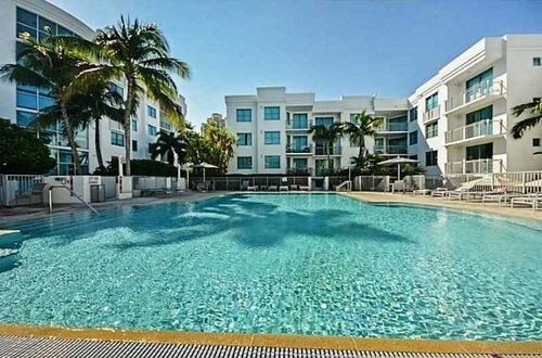 Building Photo - 302 Collins Ave