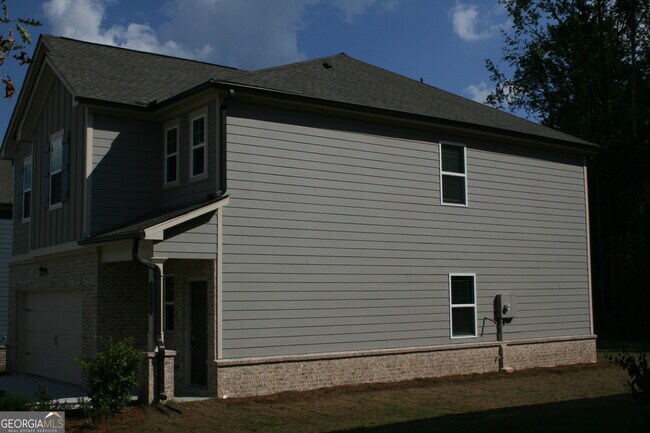 Building Photo - 833 Evergreen Rd