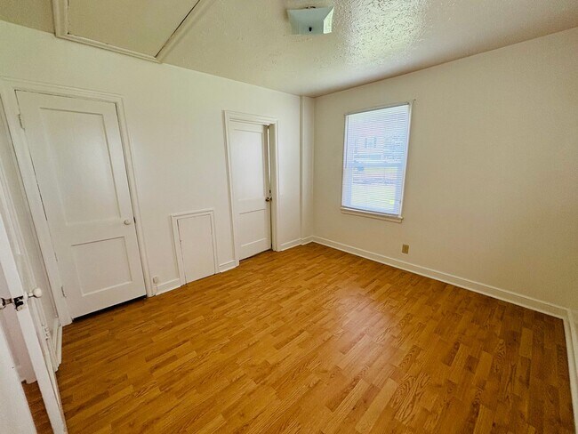 Building Photo - 2 Bedroom, 1 Bath House