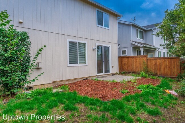 Building Photo - 4 br, 2.5 bath House - 1651 SE Gerhard Dr