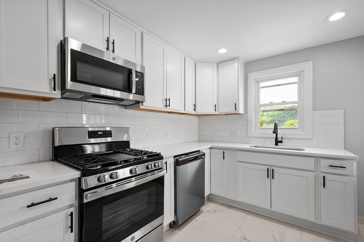 Primary Photo - Stunning 2 bedroom home in Ambridge availa...