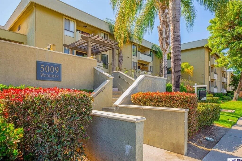 Main Entrance - 5009 Woodman Ave