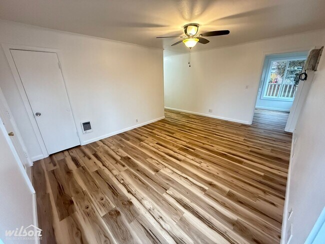 Foto del edificio - 1420-1420 Queen Ave