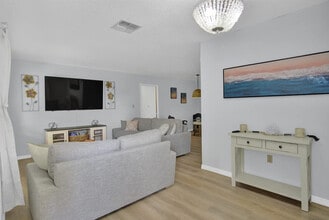 Building Photo - 1045 N Cres Dr