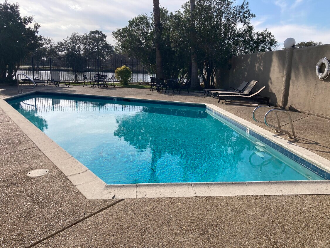 Pool that goes to 8ft - 4000 Davey St