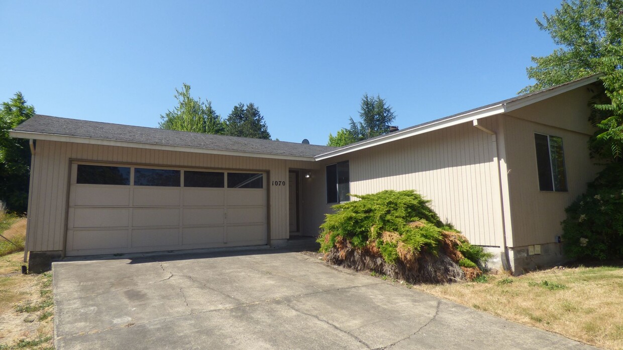 Foto principal - 3 bedroom home in South Salem!