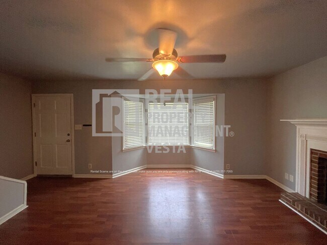 Building Photo - Beautiful Two Bedroom Townhome in Great Ne...