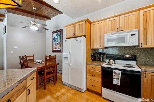 Foto del edificio - Large quiet condo backs to the forest